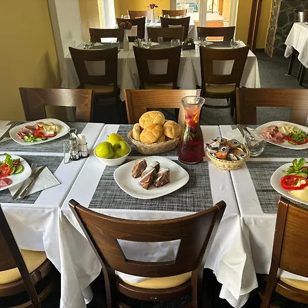 U Smrku ゲストハウス Jeneč